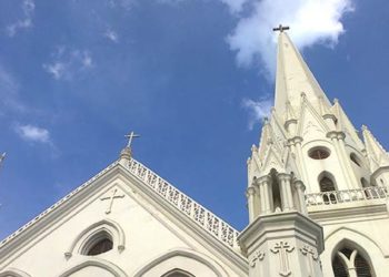 கொரோனாவால் வீடுகளில் முடங்கிய மக்கள் – தொலைக்காட்சியில் லைவ் திருப்பலி – வீடுகளில் பிரார்த்தனை | Easter 2020: Date of Good Friday and Easter Sunday