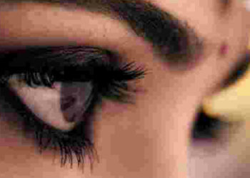 கூர் நாசி.. திரண்ட உதடுகள்.. பெண்களின் உடம்பில் சந்தன வாசனை.. அதிர்ஷ்டம் சும்மா அள்ளுமாம்! | Samudrika lakshanam in Tamil for female in Vedic astrology